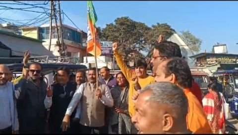 मथुरा 8 फरवरी 2025 वृंदावन रगजी मंदिर के पास दिल्ली में हुई बीजेपी की जीत पर मनाया जश्न।