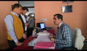 मथुरा10फरवरी25* जिलाधिकारी ने सोमवार को सदर तहसील का औचक निरीक्षण किया।