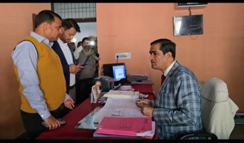 मथुरा10फरवरी25* जिलाधिकारी ने सोमवार को सदर तहसील का औचक निरीक्षण किया।