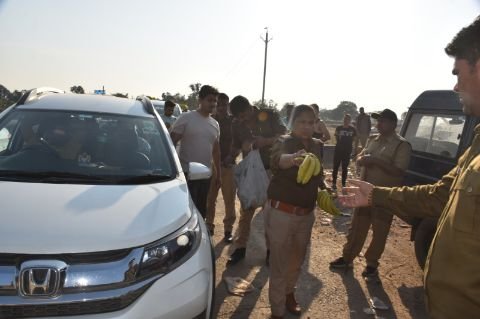 रीवा11फरवरी25*सुरक्षा और यातायात प्रबंधन के साथ तीर्थयात्रियों की सेवा कर रहे पुलिस अधिकारी*