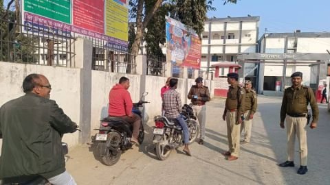 शिवहर13फरवरी25*शिवहर-समाहरणालय के मुख्य द्वार पर चला विशेष वाहन चेकिंग अभियान