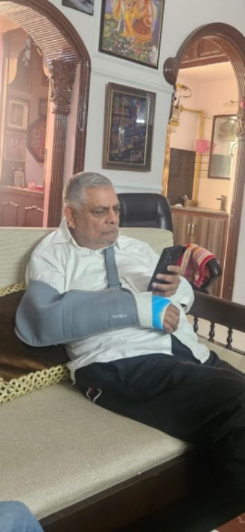 दिल्ली15फरवरी25*बरिष्ठ काँग्रेस नेता श्री रविन्द्र गुप्ता जी के हाथ में फैक्चर हो गया है दिल्ली15फरवरी25*बरिष्ठ काँग्रेस नेता श्री रविन्द्र गुप्ता जी के हाथ में फैक्चर हो गया है