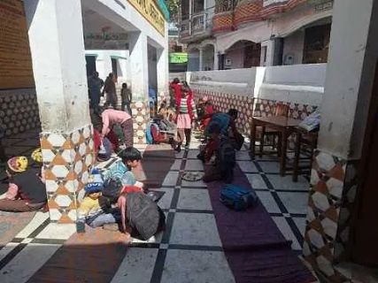 शामली16फरवरी25* जर्जर कमरों में बैठकर पढ़ रहे 340 मासूम थानाभवन। शामली16फरवरी25* जर्जर कमरों में बैठकर पढ़ रहे 340 मासूम थानाभवन।