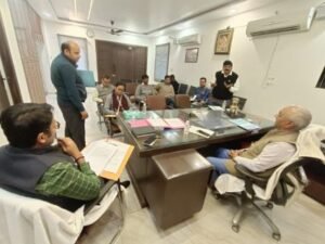 मथुरा17फरवरी25*नहीं थम रही महापौर व पार्षदों की रार, महापौर ने व नगर आयुक्त व अधिकारियों साथ की बैठक