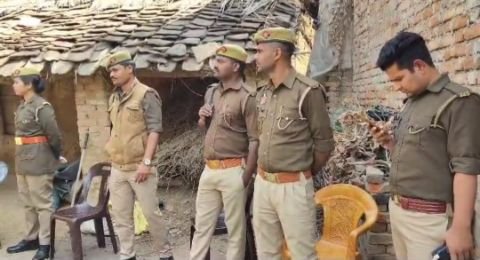 बांदा17फरवरी25*आपसी विवाद में प्रेमी ने प्रेमिका की चाकू से वार कर की हत्या,