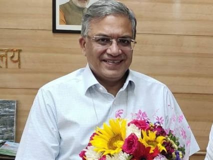 दिल्ली18फरवरी25*CEC ज्ञानेश कुमार गुप्ता की पुत्री और दामाद दोनों यूपी कैडर के IAS हैं...*