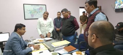 पूर्णिया बिहार 18 फरवरी25*जिलाधिकारी ने पूर्णिया कोषागार एवं स्ट्रांग रूम का औचक निरीक्षण किया।