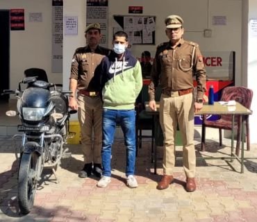 सहारनपुर18फरवरी25*थाना मण्डी पुलिस व नियातृ निगम चौकी प्रभारी की पुलिस टीम ने शातिर मोटरसाइकिल चोर पकडा....*