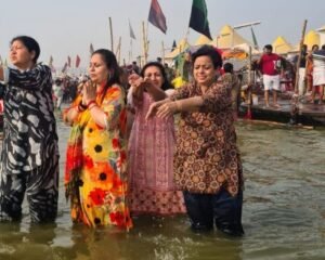 प्रयागराज19फरवरी25*सीमा नकवी ने किया संगम स्नान, संतों का लिया आशीर्वाद*