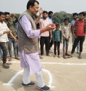 पूर्णिया बिहार 20‌फरवरी 25* t20 क्रिकेट मैच का उद्घाटन पूर्व विधायक प्रदीप दास बोलिंग कर किया आवाज़।