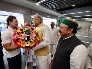 लखनऊ20फरवरी25*प्रमोद तिवारी* से गर्मजोशी से मिले *राहुल गाँधी* ।