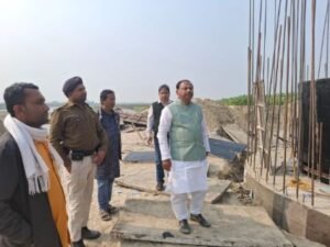 पूर्णिया बिहार 25 फरवरी25* खाड़ी पूल निर्माण कार्य का निरीक्षण करने पहुँचे पूर्व विधायक सबा जफर ।