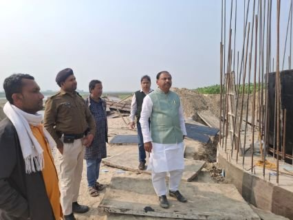 पूर्णिया बिहार 25 फरवरी25* खाड़ी पूल निर्माण कार्य का निरीक्षण करने पहुँचे पूर्व विधायक सबा जफर ।