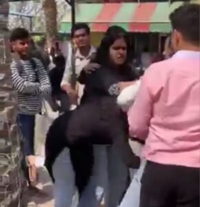 नोयडा21फरवरी25*भयंकर मारपीट का Video हुआ बंपर वायरल, कॉलेज में लड़की ने चोटी पकड़कर घसीटा !!