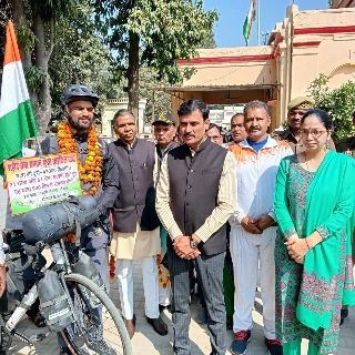 हरदोई21फरवरी25*डीएम ने हरी झंडी दिखाकर अभिषेक को यात्रा के लिए किया रवाना