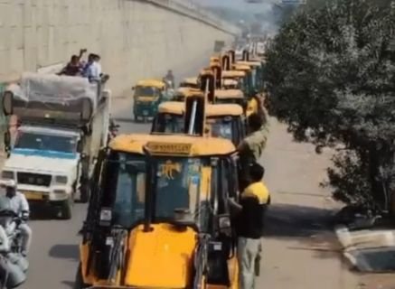 झाँसी22फरवरी25*झांसी में 12 बुलडोजर पर बारात की विदाई:*दुल्हन की कार आगे, पीछे बुलडोजर पर नाचते बाराती; 