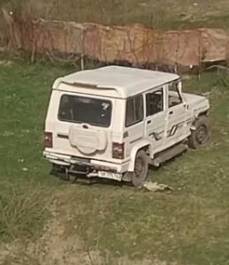 हरदोई23फरवरी25*बाइक सवार को रौंदकर खाई में जा घुसी बोलैरो