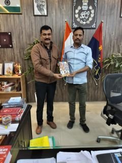 सहारनपुर24फरवरी25*डीआईजी को बहुचर्चित पुस्तक व फूलों का गुलदस्ता भेंट किया गया। सहारनपुर24फरवरी25*डीआईजी को बहुचर्चित पुस्तक व फूलों का गुलदस्ता भेंट किया गया।