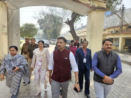 लखनऊ24फरवरी25*बोर्ड परीक्षा 2025 के दृष्टिगत की गई व्यवस्थाओं का जायज़ा लेने जिलाधिकारी विशाख जी0 द्वारा किया गया निरीक्षण।