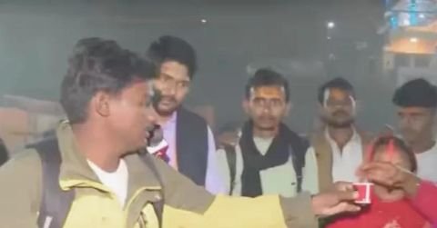 प्रयागराज27फरवरी25*कैंसर से हुई थी मां की मौत, अब मां की याद में महाकुंभ में महिलाओं को मुफ्त चाय पिला रहे देवरिया के साहिल राजभर