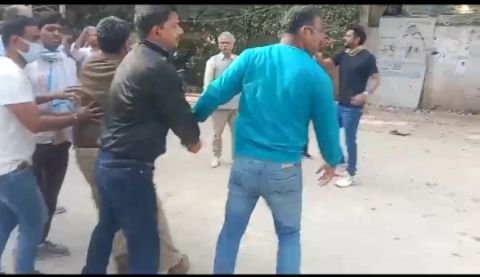 मिर्जापुर:27 फरवरी 25 * घूसखोर इंस्पेक्टर को एंटीकरप्शन टीम ने पकड़ा रँगे हाँथो। मिर्जापुर:27 फरवरी 25 * घूसखोर इंस्पेक्टर को एंटीकरप्शन टीम ने पकड़ा रँगे हाँथो।