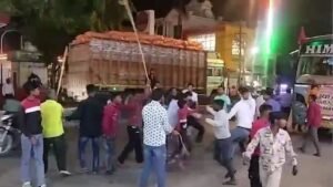 सम्भल22मार्च25*संभल में फल विक्रेताओं की गुंडागर्दी,पूर्णागिरि जा रहे श्रद्धालुओं को दौड़ा-दौड़ाकर पीटा*