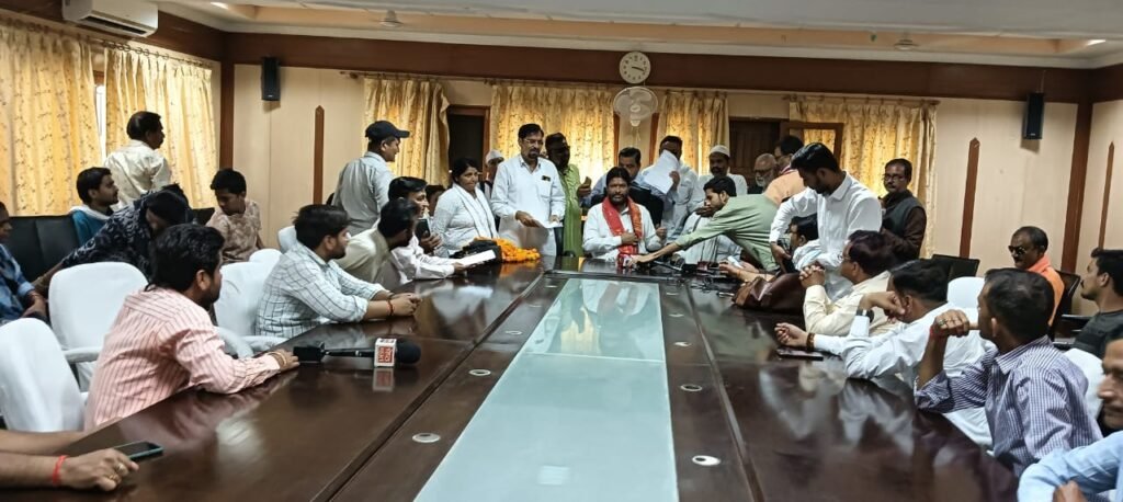 बाँदा27मार्च25*पूर्व केन्द्रीय राज्य मंत्री भारत सरकार प्रदीप जैन आदित्य ने प्रेस कॉन्फ्रेंस में कहा कि– बाँदा27मार्च25*पूर्व केन्द्रीय राज्य मंत्री भारत सरकार प्रदीप जैन आदित्य ने प्रेस कॉन्फ्रेंस में कहा कि–