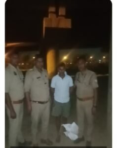 मथुरा 29 मार्च 2025* 01 अभियुक्त को अवैध देशी शराब के साथ गिरफ्तार किया गया ।*