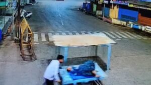 रतलाम29मार्च25*नहीं आई एंबुलेंस, आधी रात प्रेगनेंट पत्नी को हाथठेले पर ले दौड़ा पति, नवजात नहीं बचा*