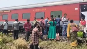 कटक30मार्च25*कटक में बड़ा रेल हादसा, बेंगलुरु-कामाख्या एक्सप्रेस के 11 डिब्बे पटरी से उतरे, 1 की मौत और 25 घायल*
