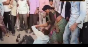 जालौन01मार्च25*प्रेमी के साथ मिलकर महिला ने पति को पीटा, वीडियो वायरल।