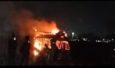 पूर्णिया बिहार 1 मार्च 25*अचानक चलती ट्रक में लगी आग जलकर राख दमकल विलंब से पहुंची । पूर्णिया बिहार 1 मार्च 25*अचानक चलती ट्रक में लगी आग जलकर राख दमकल विलंब से पहुंची ।