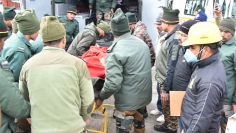 चमौली01मार्च25*दूसरे दिन रेस्‍क्‍यू टीम ने ढूंढा बर्फ में दबा कंटेनर, अंदर से निकले 17 लोग; अब भी पांच लापता*