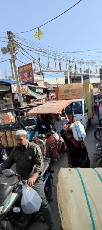 लखनऊ02फरवरी25*भीषण जाम से करहा रहा मलिहाबाद कस्बे का मुख्य बाज़ार*