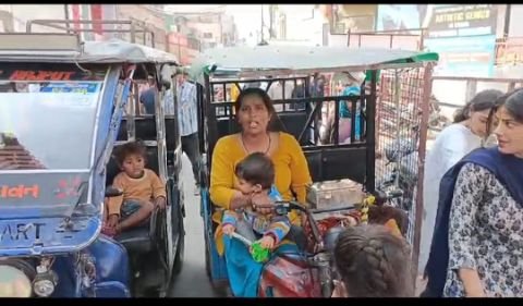 मथुरा03मार्च25*महिला रिक्शा चालक ने पुलिस पर एंट्री के नाम पर पैसे लेने का लगाया आरोप* मथुरा03मार्च25*महिला रिक्शा चालक ने पुलिस पर एंट्री के नाम पर पैसे लेने का लगाया आरोप*