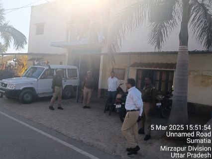 मिर्जापुर:5 मार्च 25 *परीक्षा केन्द्र पर अचानक SDM Sadar के छापेमारी से हड़कंप मच गया* मिर्जापुर:5 मार्च 25 *परीक्षा केन्द्र पर अचानक SDM Sadar के छापेमारी से हड़कंप मच गया*