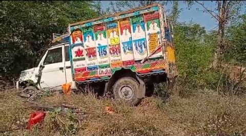 कानपुर देहात7मार्च25*आवारा मवेशी को बचाने में अनियंत्रित होकर खड्ड में गिरा लोडर, चालक ने कूदकर बचाई जान।*