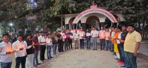 वाराणसी09मार्च25*पत्रकार की हत्या के विरोध में पत्रकारों ने कैंडल मार्च निकाल कर दी श्रद्धांजली