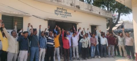 रायबरेली10मार्च25*वेतन न मिलने से नाराज संविदा विद्युत कर्मी धरने पर कामकाज ठप