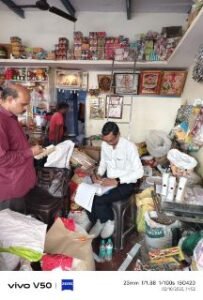 मिर्जापुर:10 मार्च 25 *अचानक छापेमारी और व्यापारियों ने गिराया शटर*