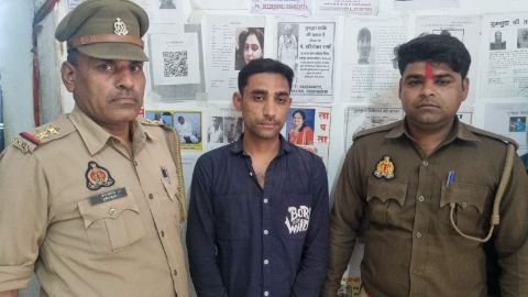 मथुरा 12 मार्च 2025* बिहारीजी मन्दिर में दर्शनार्थियो के मोबाइल, पर्स चुराने वाले चोर को किया गिरफ्तार।*