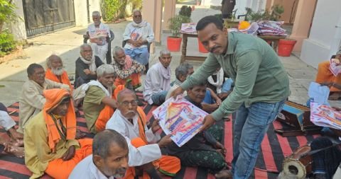 कौशाम्बी13मार्च25*बुजुर्गों के संग संचालक ने मनाई होली* कौशाम्बी13मार्च25*बुजुर्गों के संग संचालक ने मनाई होली*