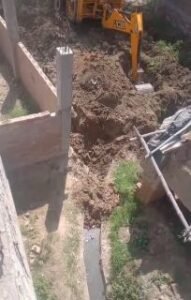 कौशाम्बी13मार्च25*जेसीबी मशीन से दबंगों ने तोड़ दी पुरानी नाली*
