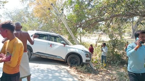 प्रतापगढ़14मार्च25*कार ने मारी 11000 विधुत सप्लाई वाले खम्भे में टक्कर,टूटा खम्भा,बाल बाल बचे कार में सवार लोग।
