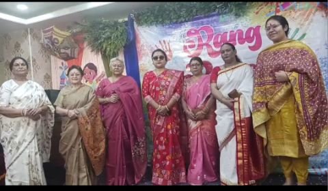 वाराणसी16मार्च25*महिला भूमिहार समाज की महिलाओ ने जमकर खेली होली,खूब उड़े अबीर गुलाल।