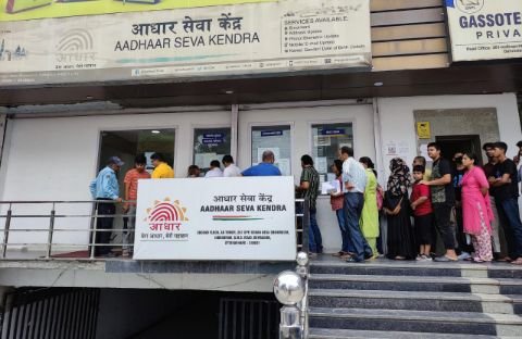 देहरादून18मार्च25*आधार सेवा ऑनलाइन अपॉइंटमेंट बुक करने के बावजूद घंटो जनता हैं परेशान*