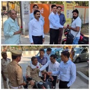 बाराबंकी22मार्च25*DIOS एवम यातायात पुलिस निरीक्षक ने दो व चार पहिया वाहन चालकों को गुलाब देकर नियमों का पालन करने का संदेश दिया।