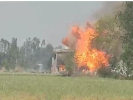 बरेली24मार्च25*गैस सिलेंडर के गोदाम में आग- ब्लास्ट में 400 सिलेंडर धमाके के साथ फटे----