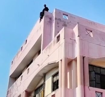 गोण्डा25मार्च2025*जमीन पैमाइश से नाराज महिला तहसील के छत पर चढ़ी।* गोंडा