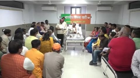 कानपुर नगर25मार्च25*भाजपा जिलाध्यक्ष अस्पताल में भर्ती हुए तो वॉर्ड को ही बना लिया दफ्तर,बोर्ड लगाकर शुरू कर दी नेतागिरी*